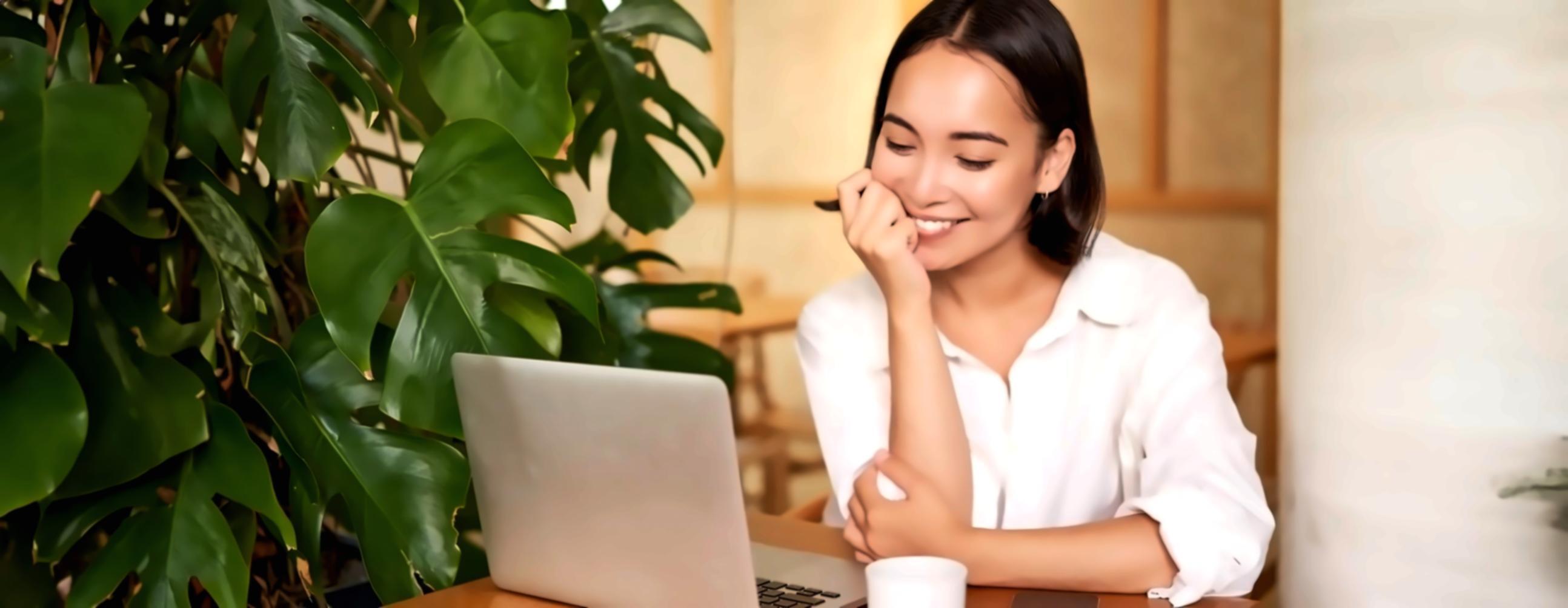 Modernes Büro mit technischer Ausstattung und Entwicklungsumgebung