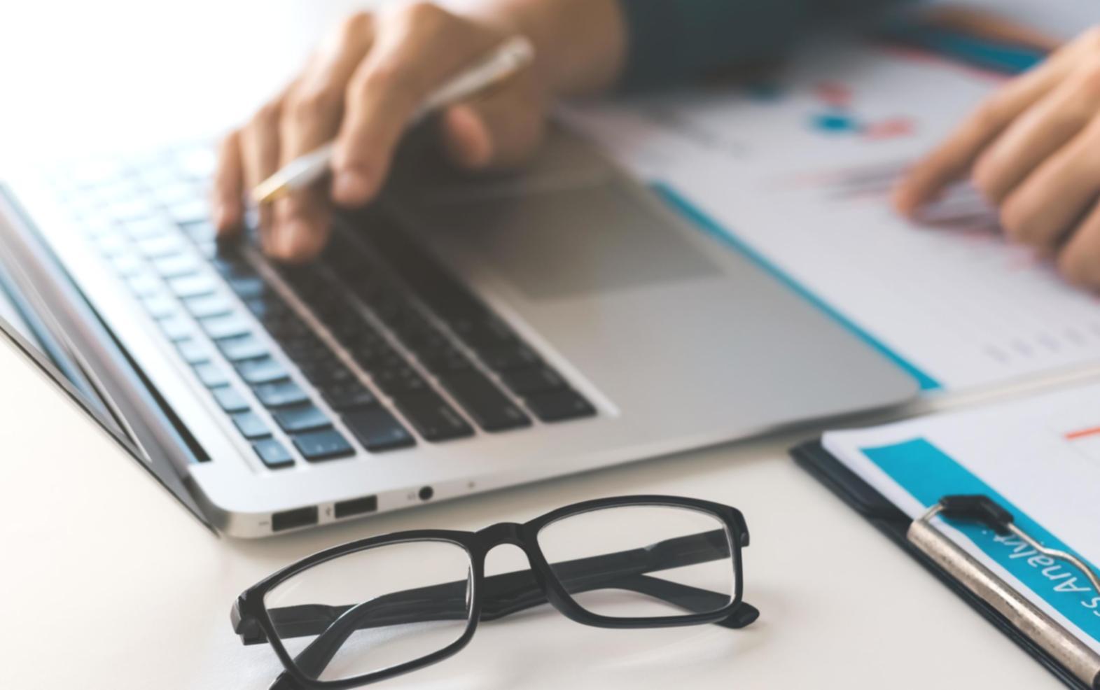 Arbeitsbereich mit modernen IT-Systemen und Entwicklungstools